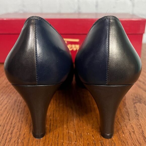 Salvatore Ferragamo 7.5 C Unique Navy & Silver Leather heels with woven toe - Picture 6 of 11